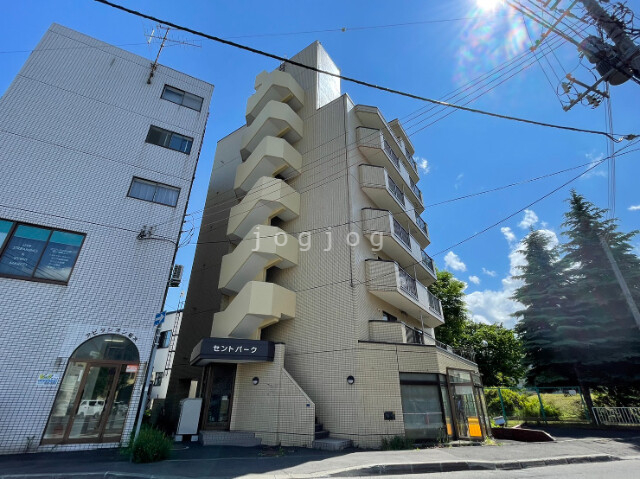 札幌市白石区菊水二条のマンションの建物外観