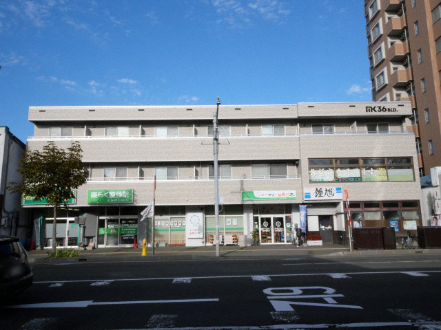 【札幌市豊平区美園三条のマンションの建物外観】