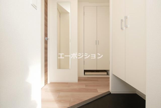 玄関　セレニテ難波ミラク参番館