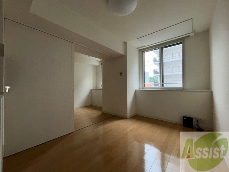居室・リビング　木目のフローリングは落ち着きのある印象のお部屋になりますね。
