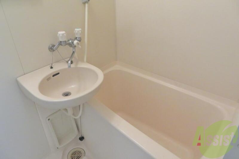 バス・シャワールーム　お風呂はしゃわー付き。浴槽も広くていい感じ。