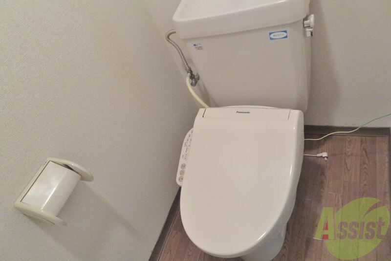 トイレ　トイレは温水洗浄付きで程よい広さで落ち付く感じですねー。