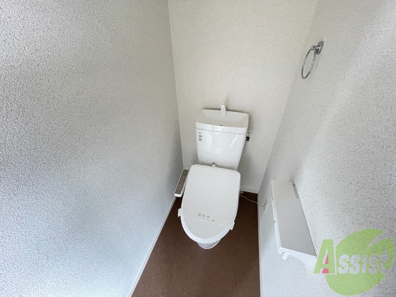 トイレ　トイレはウォシュレット機能付きです。安心して使用できますね。