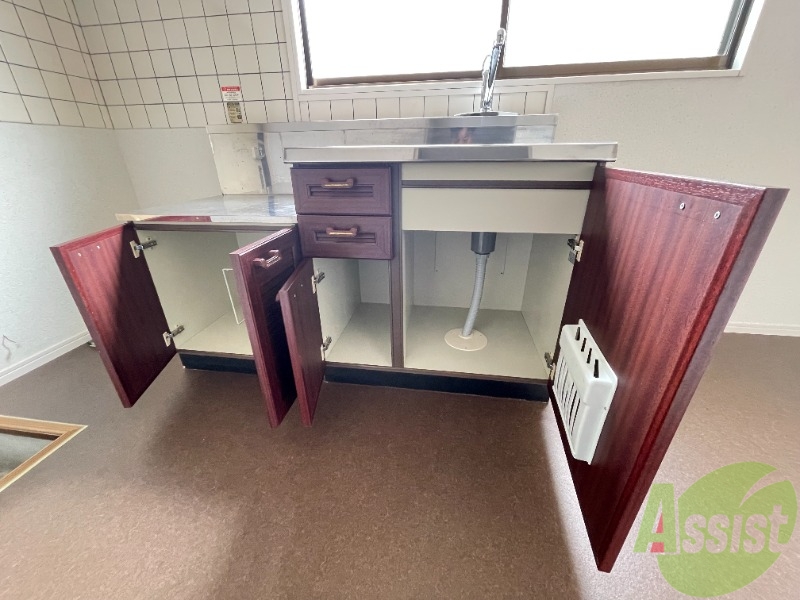 収納　キッチン下部の収納スペースです。器具を整理しましょう。