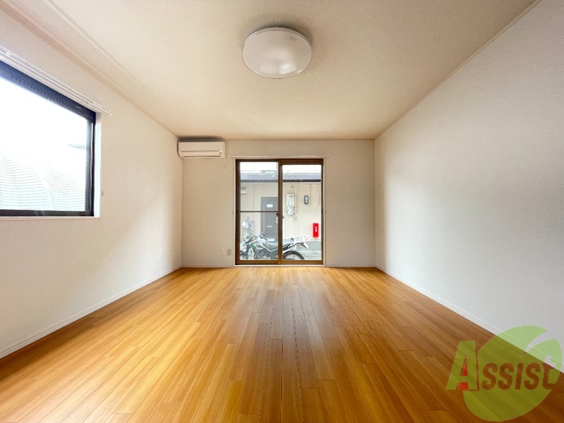 居室・リビング　こちら生活のメインとなる１０．５帖の洋室です。