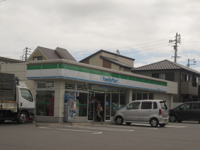コンビニ　ファミリーマート（コンビニ）まで650m