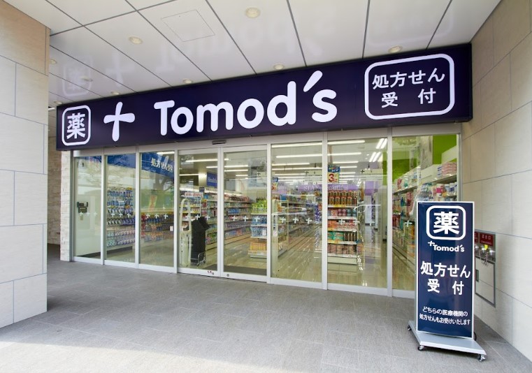 ドラックストア　トモズ大宮店（ドラッグストア）まで300m