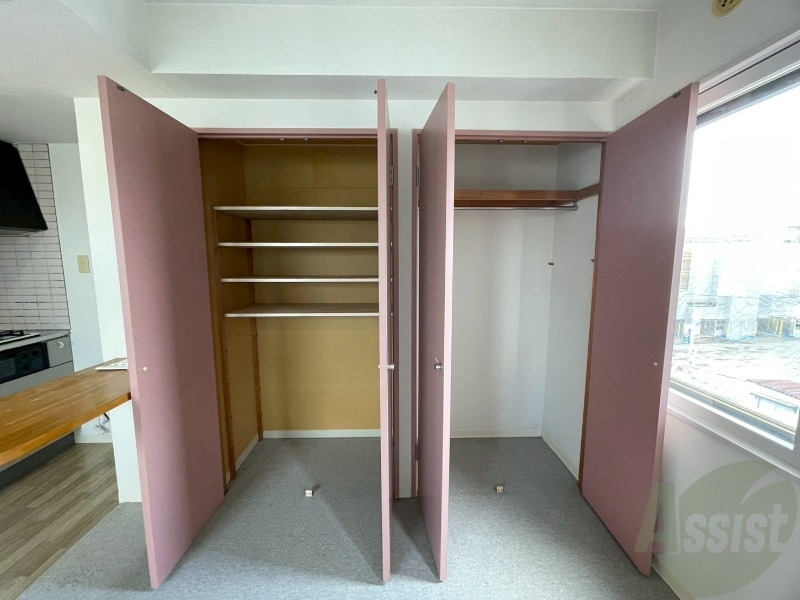 収納　こちらの収納にはハンガーをかけて服もしまえますね。