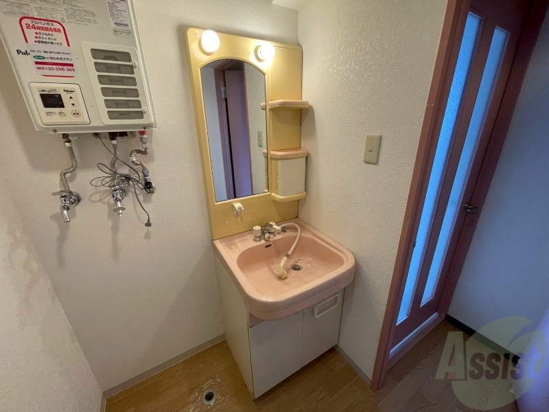 洗面設備　大きくて使いやすそうな独立洗面台になっています。