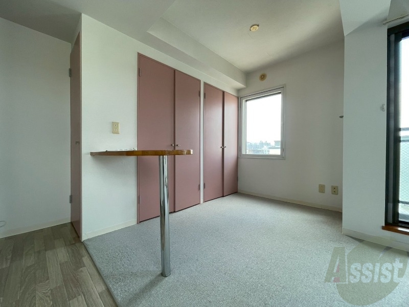 居室・リビング　日当たりが良くて心地よく過ごせそうなお部屋です。