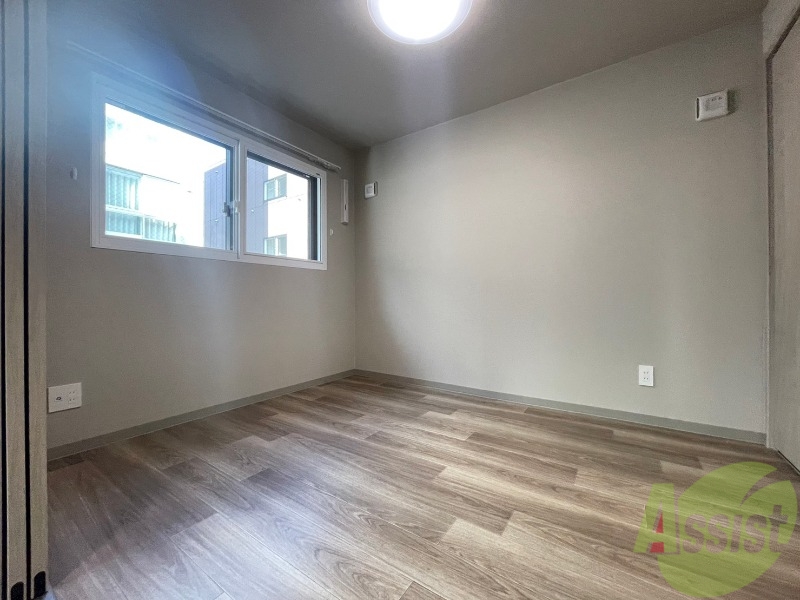 その他部屋・スペース　寝室はこちらです。光が差し込む、温かみのあるお部屋です。