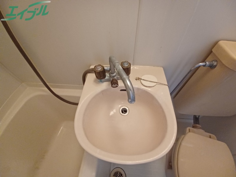 洗面設備　同型反転参考写真