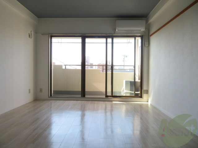 居室・リビング　陽の光が差し込む明るいお部屋は気持がいいですね～