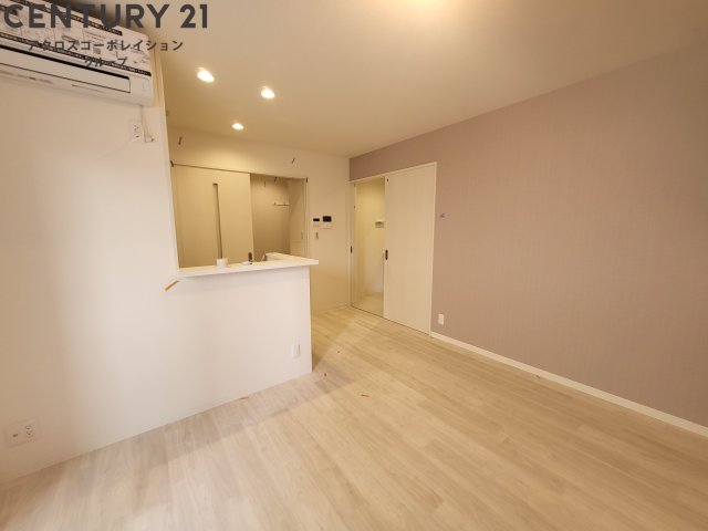 居室・リビング　落ち着いた色味のリビングです。