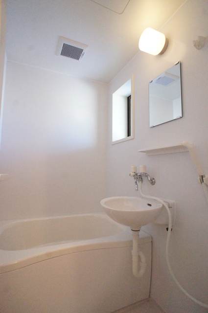 バス・シャワールーム　浴室には窓もあるので湿気対策の換気もばっちり！！