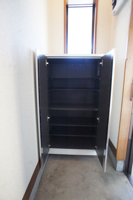 玄関　玄関には下駄箱があるのでスッキリとした空間を保てます！