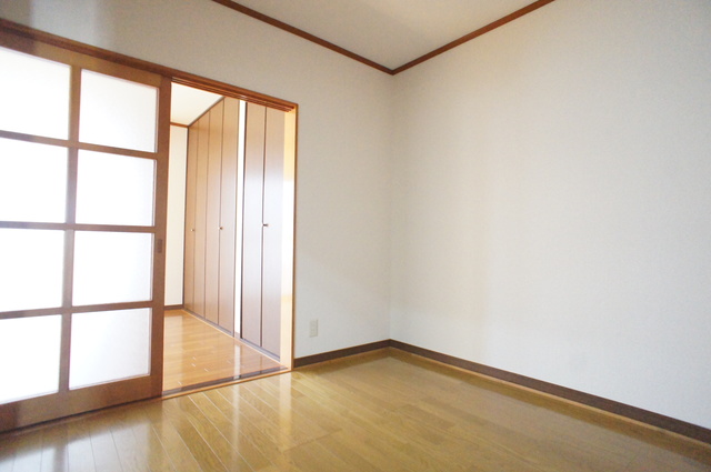 その他部屋・スペース　室内はフローリングで雰囲気のいい内装です！
