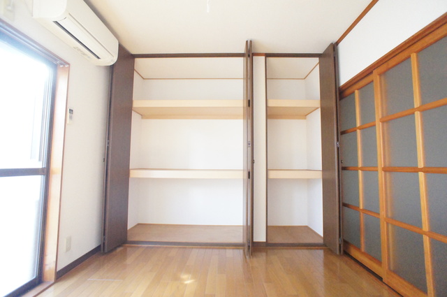 収納　壁一面のクローゼットでたっぷり収納できます！