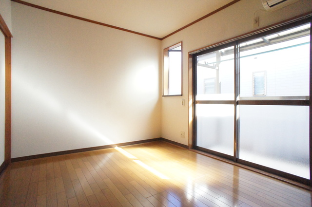 居室・リビング　採光性の良い大きな窓で明るい室内です☆