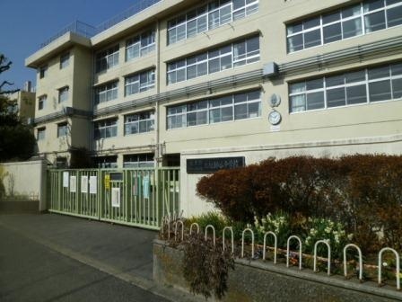 中学校　世田谷区立上祖師谷中学校（中学校）まで1055m