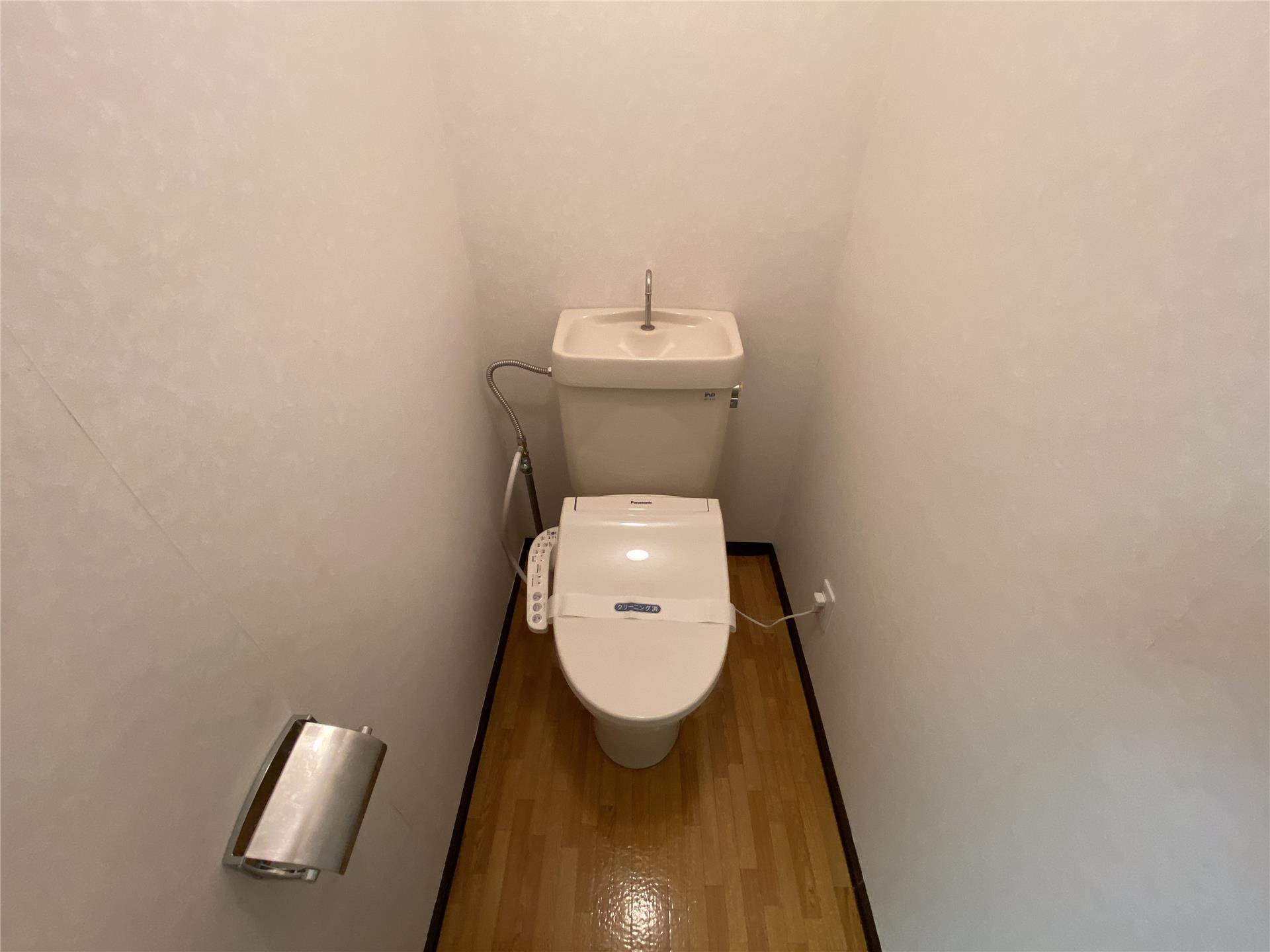 トイレ　温水洗浄便座付きです