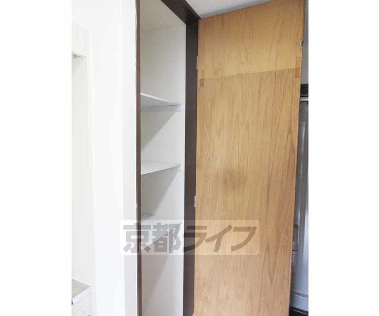 収納　キッチン横にも収納スペース・