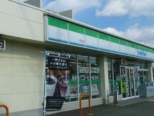 コンビニ　ファミリーマート（コンビニ）まで50m