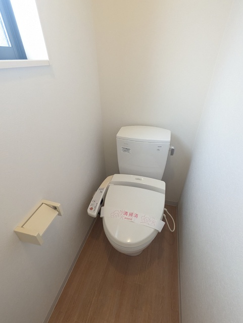 トイレ　嬉しい温水洗浄便座付き