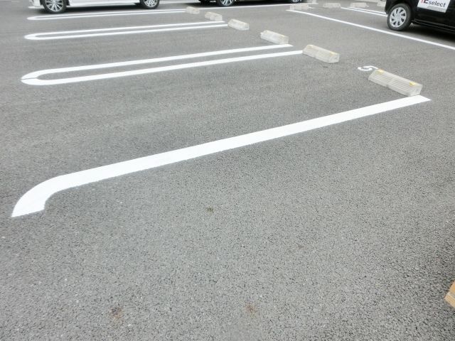 駐車場　敷地に駐車場がございます