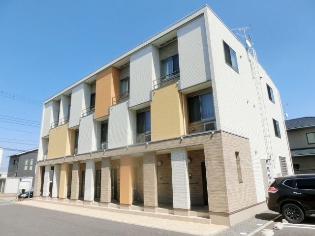 建物外観　2017年完成のキレイな部件です