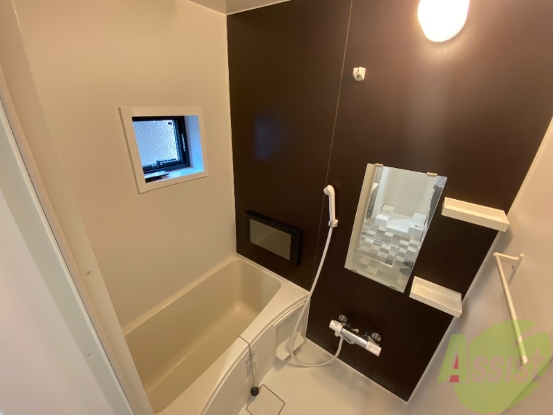 バス・シャワールーム　落ち着いたデザインの浴室。ゆったりできそうです。