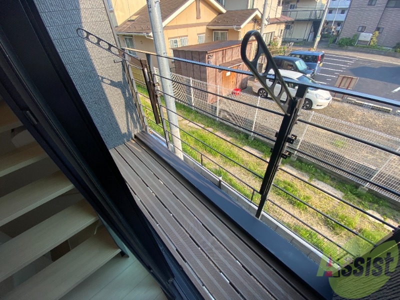 バルコニー　バルコニーは南向きです。暖かい日差しが望めそうですね。