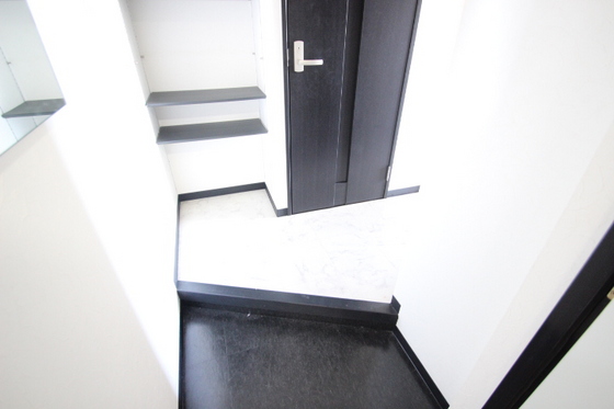 玄関　※別号室の写真です