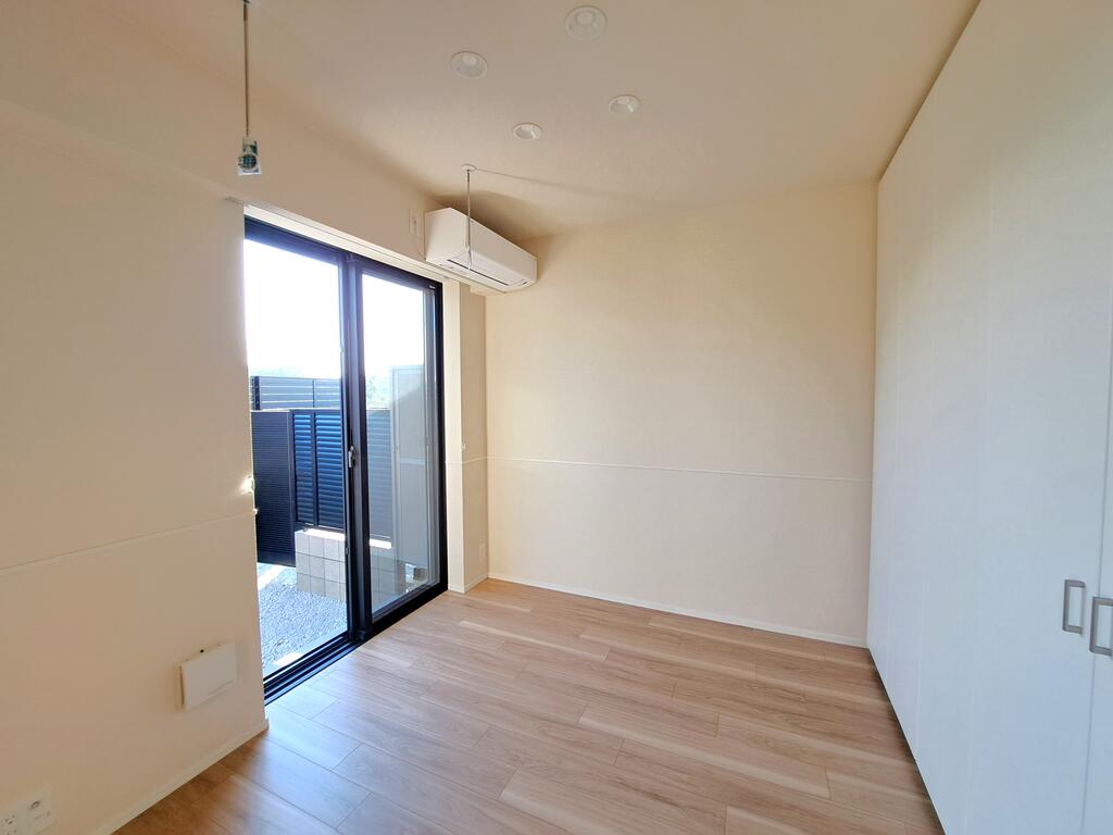 その他部屋・スペース　●洋室も日当たり良好です！