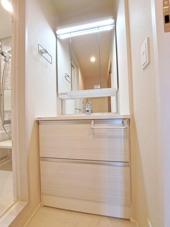 洗面設備　●人気の三面鏡化粧台です！身支度はこちらで！