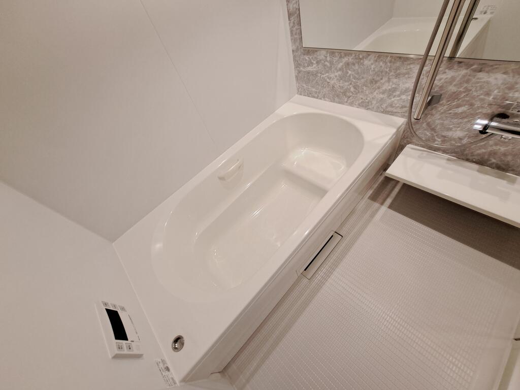 バス・シャワールーム　●追焚き・浴室乾燥機付きバスルーム！