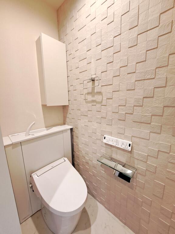 トイレ　●タンクレスでおしゃれなトイレスペース！