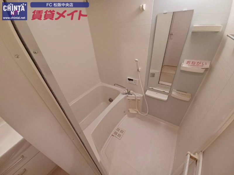 バス・シャワールーム　同物件別部屋写真反転タイプ