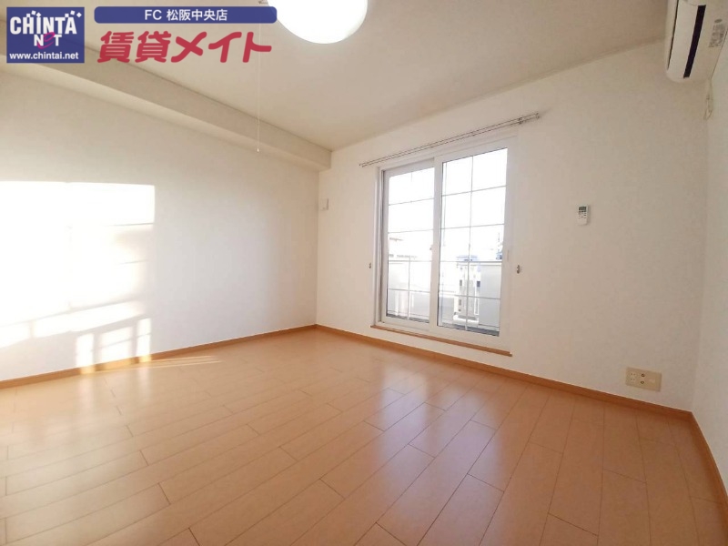 居室・リビング　同物件別部屋写真反転タイプ