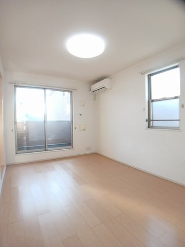 居室・リビング　こちらのリビングで趣味の時間をお楽しみください