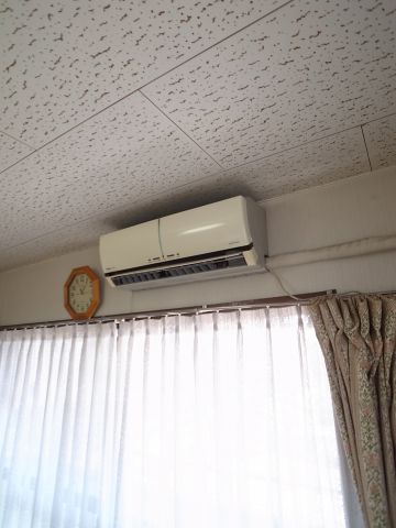その他設備　リビングにはエアコンもあります