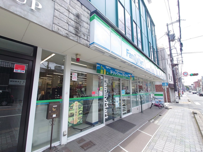 コンビニ　ファミリーマート塚本祇園東山店（コンビニ）まで210m