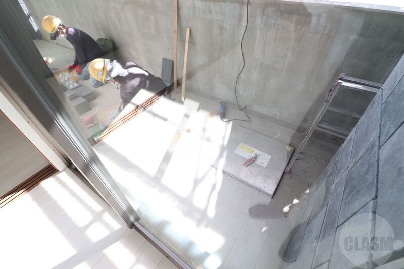 バルコニー　建設中です