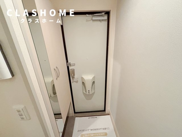 玄関　同物件の別部屋になります。