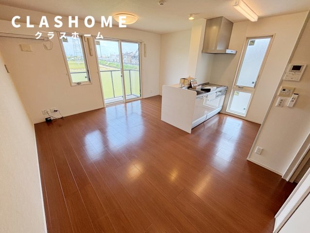 居室・リビング　同物件の別部屋になります。