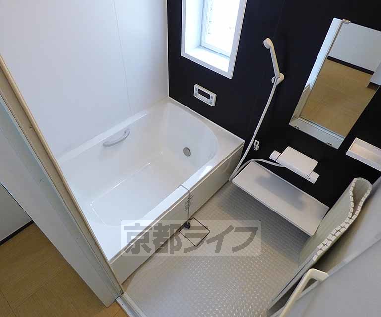 バス・シャワールーム　広いお風呂でリラックスできます