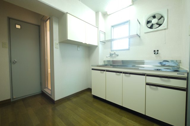 キッチン　※写真は別の部屋のものです。