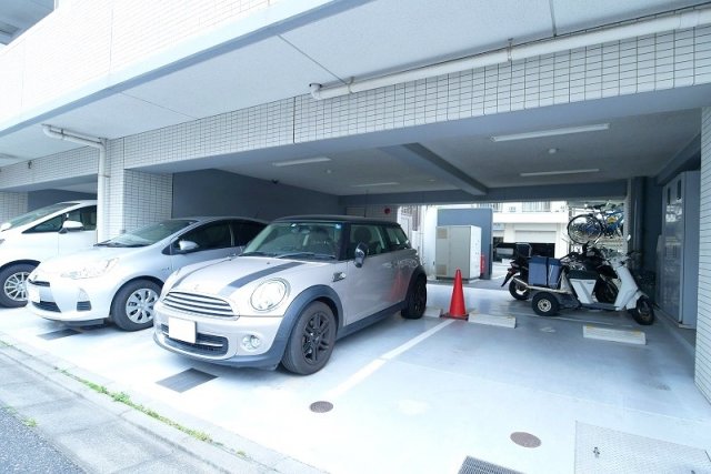 駐車場　おしゃれな外観です