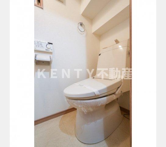 トイレ　落ち着いた色調のトイレです