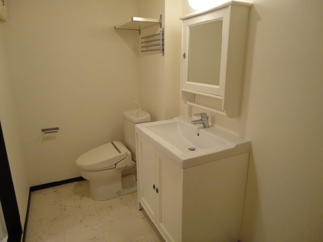 洗面設備　朝の準備に大活躍の洗面台です